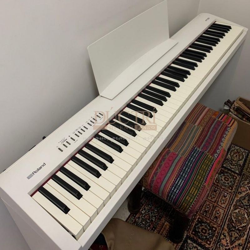 Roland F-130R 5 Hình ảnh góc cạnh của Đàn Piano Roland F-130R