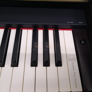 Logo và bàn phím chiếc đàn Yamaha CSP-150