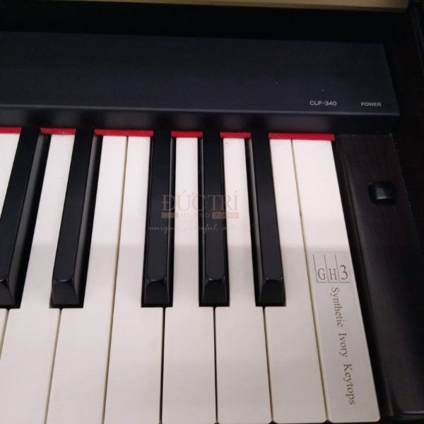 Logo và bàn phím chiếc đàn Yamaha CSP-150