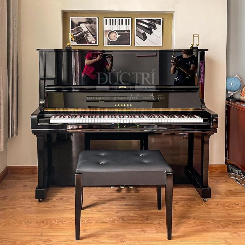 Yamaha U3H 30 Phía trước chiếc đàn Yamaha U3H được trưng bày tại nhà của khách hàng tại Tân Phú, HCM