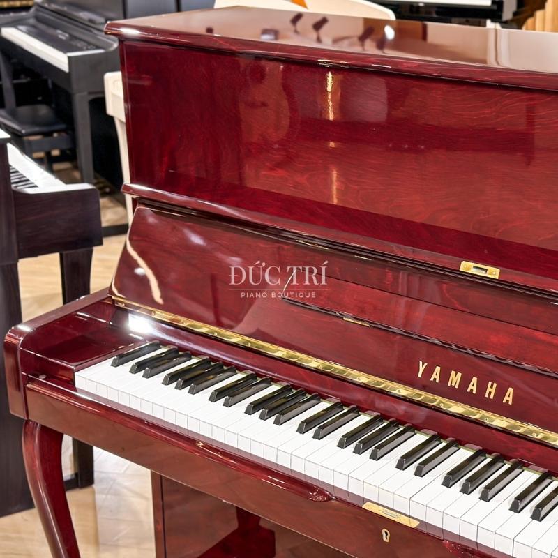 Yamaha W110BB 10 Logo và các phím trên đàn Đàn Piano Yamaha W110BB