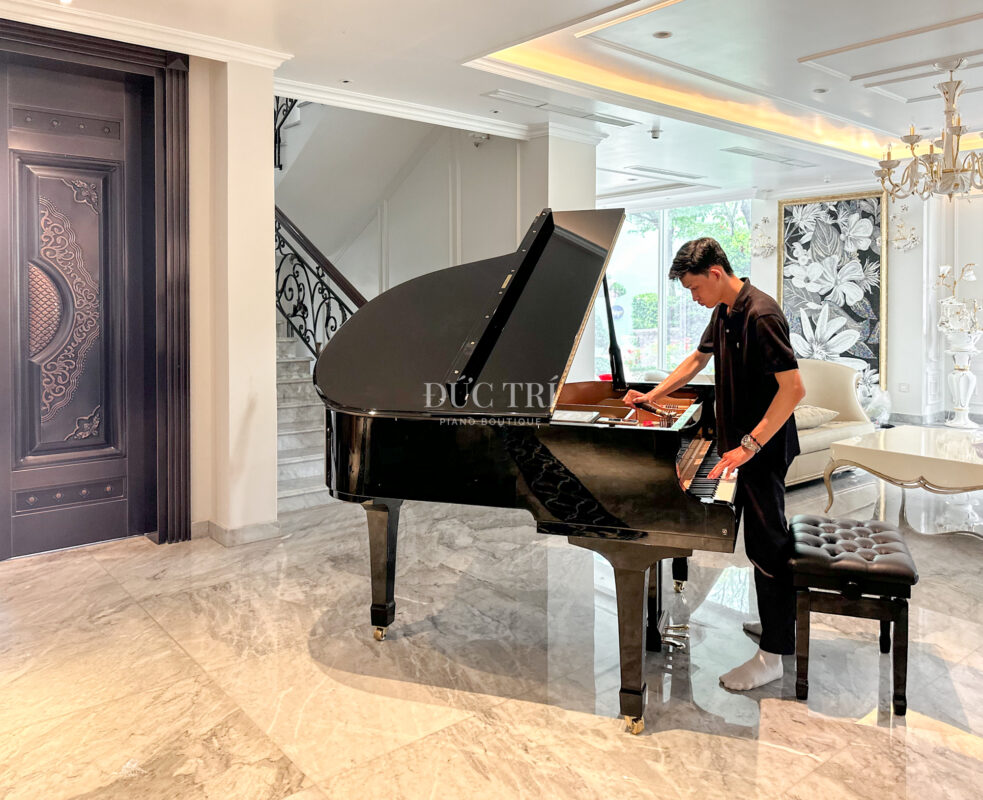 So sánh đàn Piano và Organ nên chọn loại nào phù hợp? 3 Nhân viên kỹ thuật của Piano Đức Trí đang bảo dưỡng đàn Piano